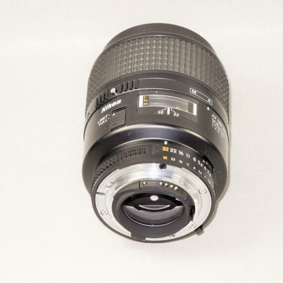 Nikon 105/2,8 Micro-Nikkor AF D lens Sold with filter & caps Mint-