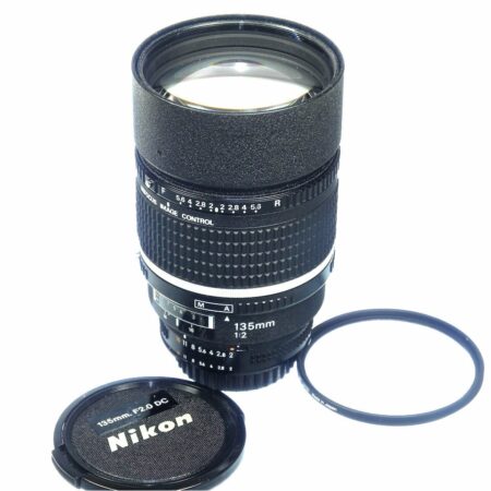 Nikon 135/2 AF DC Lens with filter and caps Mint-