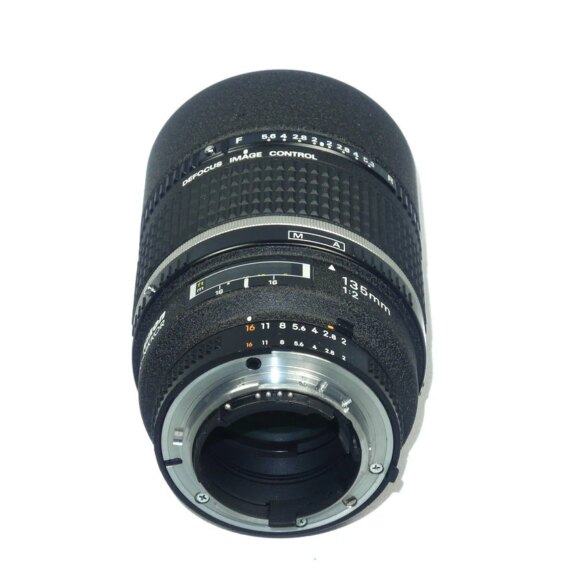 Nikon 135/2 AF DC Lens with filter and caps Mint-