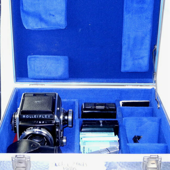 Rollei SL 66 camera with Rollei 80/2,8 planar lens, Rollei prism finder, Extra backs  in system case Ex++/Mint-