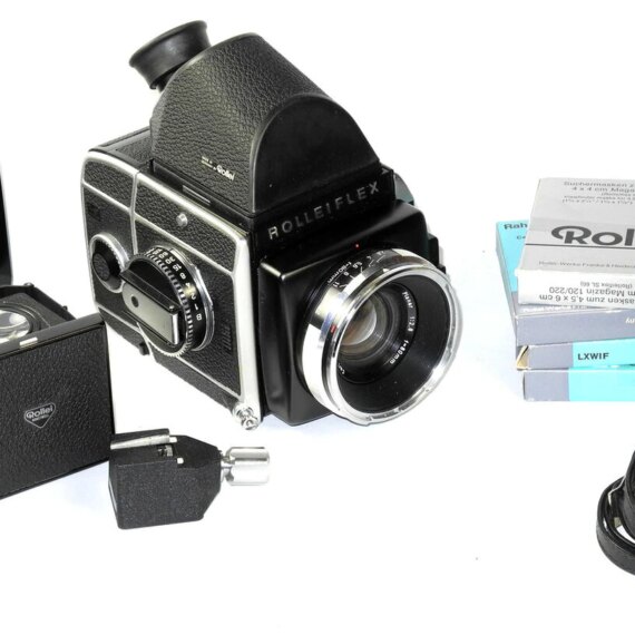 Rollei SL 66 camera with Rollei 80/2,8 planar lens, Rollei prism finder, Extra backs  in system case Ex++/Mint-
