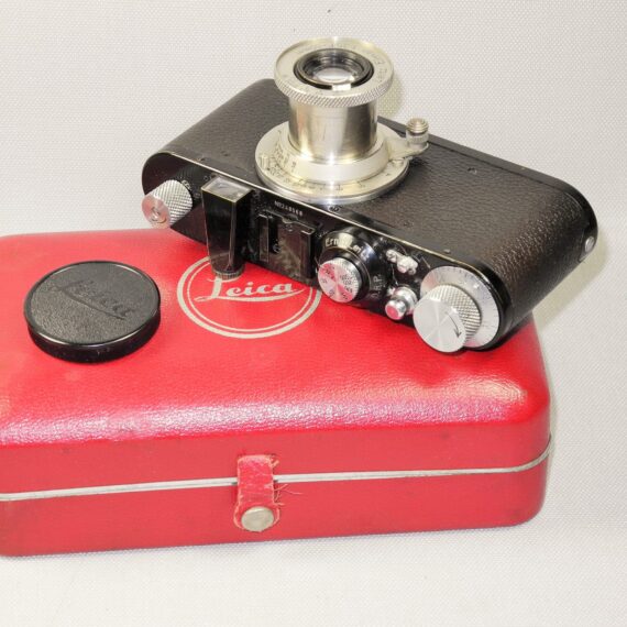 Leica Standard (E) black camera  (1937-38) with Leica 50/3,5 Nickel Elmar in Leica NY camera red case. Ex+/Ex++  Nice set / SOLD