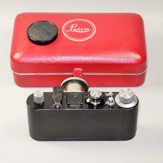 Leica Standard (E) black camera  (1937-38) with Leica 50/3,5 Nickel Elmar in Leica NY camera red case. Ex+/Ex++  Nice set / SOLD