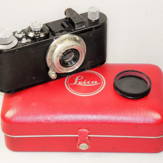 Leica Standard (E) black camera  (1937-38) with Leica 50/3,5 Nickel Elmar in Leica NY camera red case. Ex+/Ex++  Nice set / SOLD