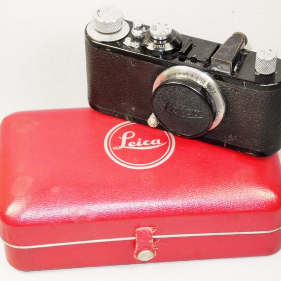 Leica Standard (E) black camera  (1937-38) with Leica 50/3,5 Nickel Elmar in Leica NY camera red case. Ex+/Ex++  Nice set / SOLD