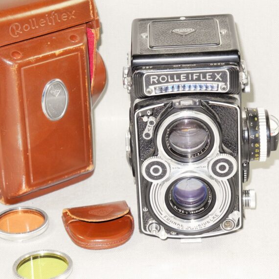 A ROLLEIFLEX 3.5F TWIN LENS RELEX CAMERA IN ORIGINAL LEATHER CASE