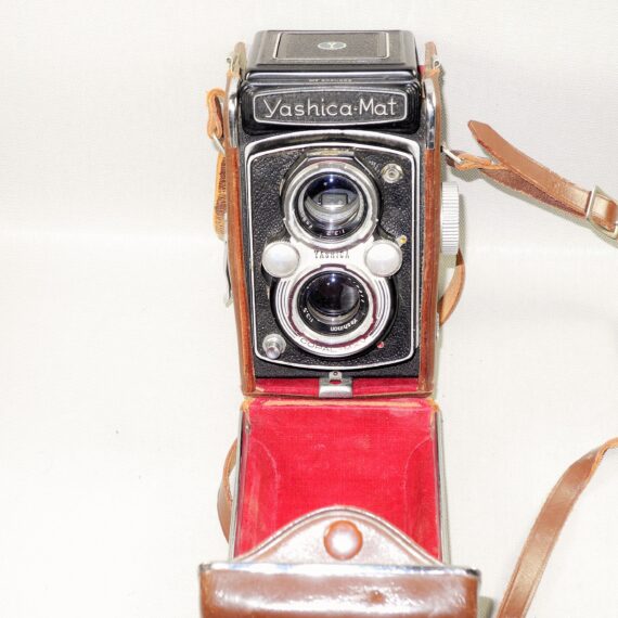 Yashica-Mat TLR camera W/80mm lens and original case Ex++