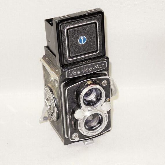 Yashica-Mat TLR camera W/80mm lens and original case Ex++