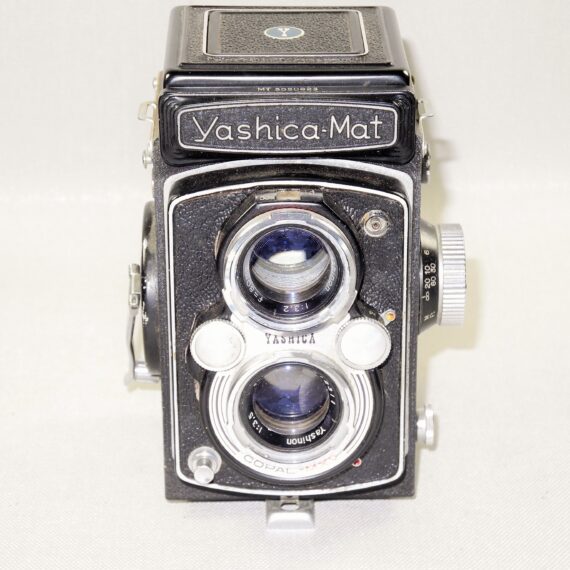Yashica-Mat TLR camera W/80mm lens and original case Ex++