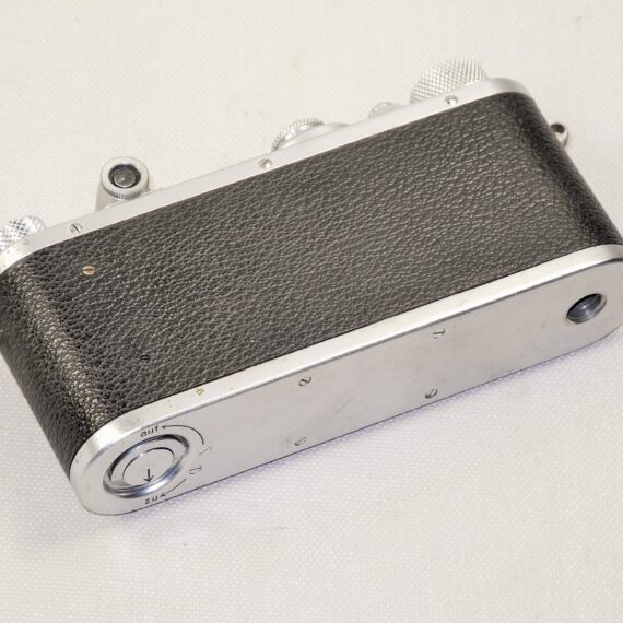 Leica Standard (E) Chrome (1938) Unusual camera with 2 extra screws in back Ex+
