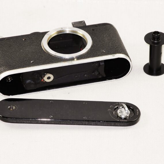 Leica Standard black paint camera & chrome knobs (1938) Mint- / Free shipping (USA)