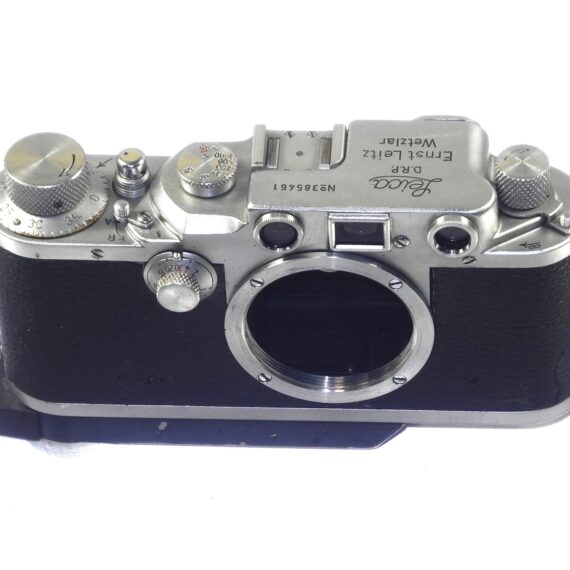 Leica IIIc camera (1941-42) with Leitz NY flash base plate with matching number, unusual camera and base plate set Ex+