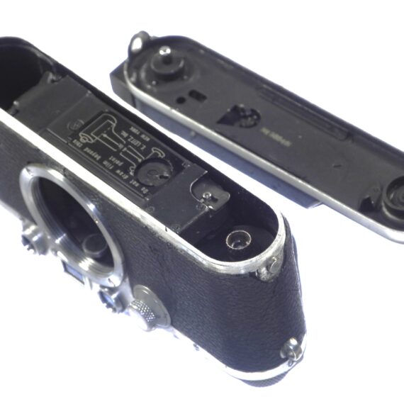 Leica IIIc camera (1941-42) with Leitz NY flash base plate with matching number, unusual camera and base plate set Ex+