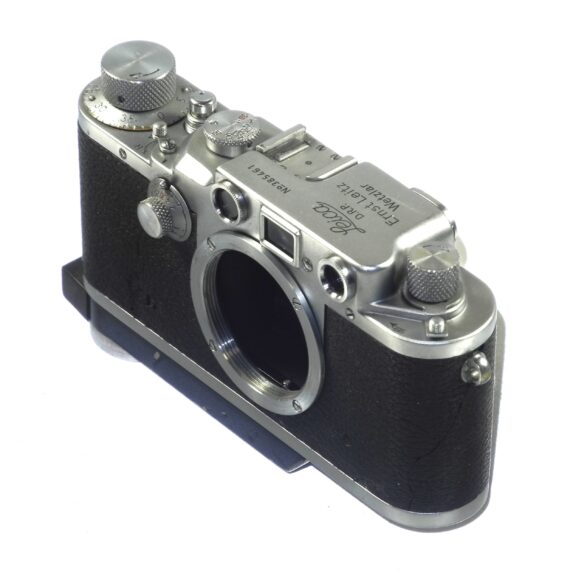 Leica IIIc camera (1941-42) with Leitz NY flash base plate with matching number, unusual camera and base plate set Ex+