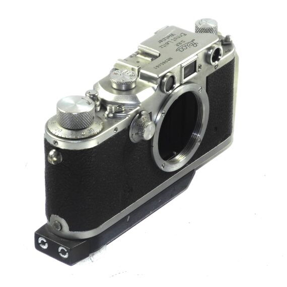 Leica IIIc camera (1941-42) with Leitz NY flash base plate with matching number, unusual camera and base plate set Ex+