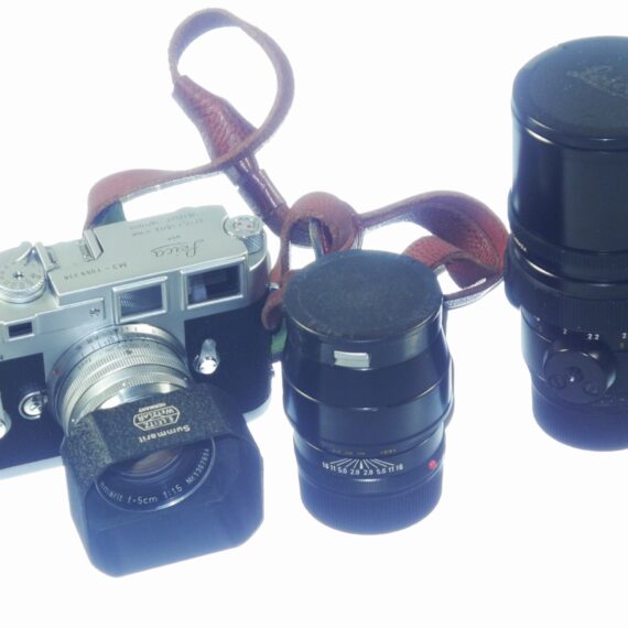 Leica M3 chrome camera (1962) Sold with 3 x Leica lenses (50-90-135mm), Leica hoods, caps, red leather strap and system case Ex++ / Free Shipping