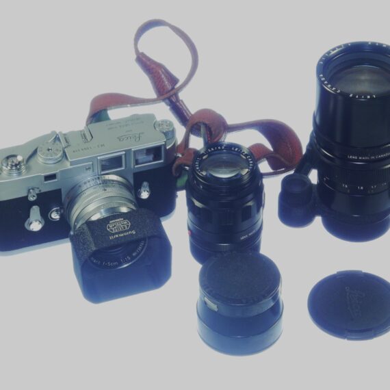 Leica M3 chrome camera (1962) Sold with 3 x Leica lenses (50-90-135mm), Leica hoods, caps, red leather strap and system case Ex++ / Free Shipping