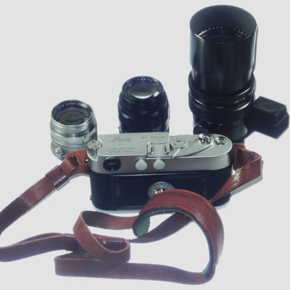 Leica M3 chrome camera (1962) Sold with 3 x Leica lenses (50-90-135mm), Leica hoods, caps, red leather strap and system case Ex++ / Free Shipping