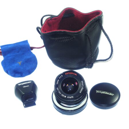 VOIGTLANDER 15MM F4.5,Super Wide-Heliar Black Aspherical lens with caps and SM to M adapt & 15mm finder Mint-